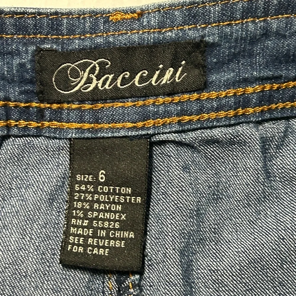 Baccini women’s size‎ 6 denim skirt with button up front with the front pockets